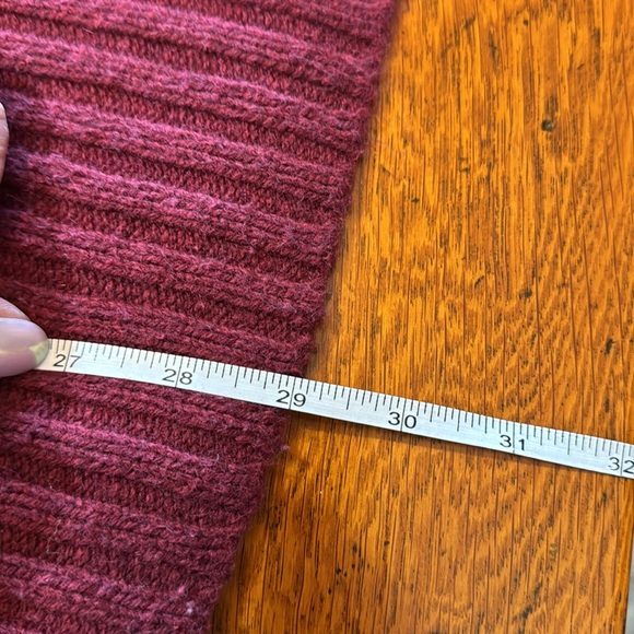 Hollister burgundy color 3/4 length sleeve sweater. Size Small - Picture 10 of 10